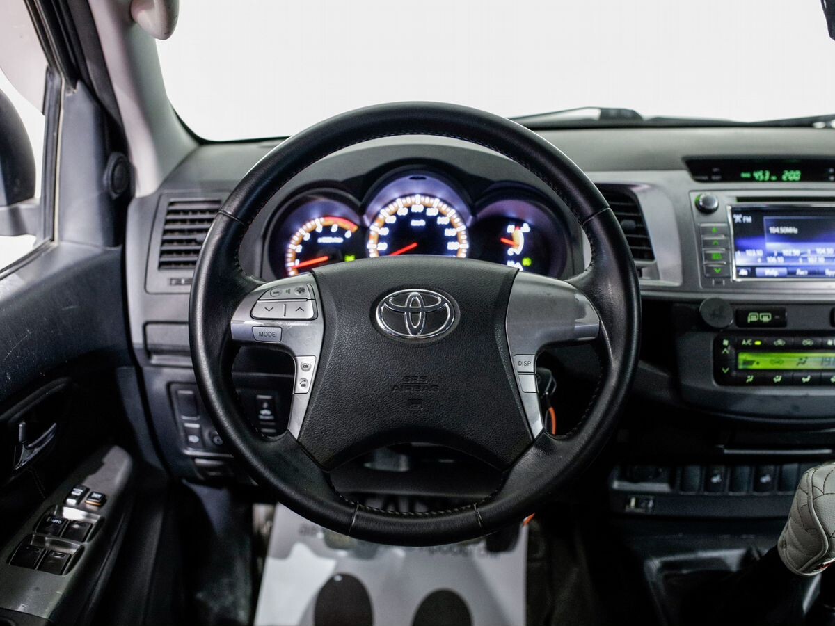 Toyota Hilux 2015 - фото автомобиля