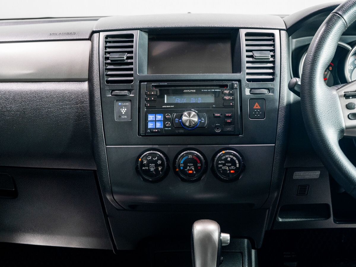 Nissan Tiida 2010 - фото автомобиля