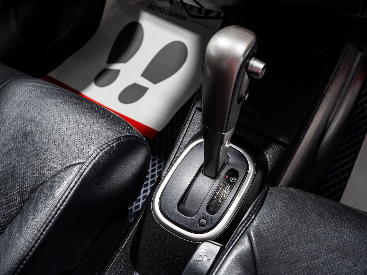 Nissan Tiida 2010 - фото автомобиля