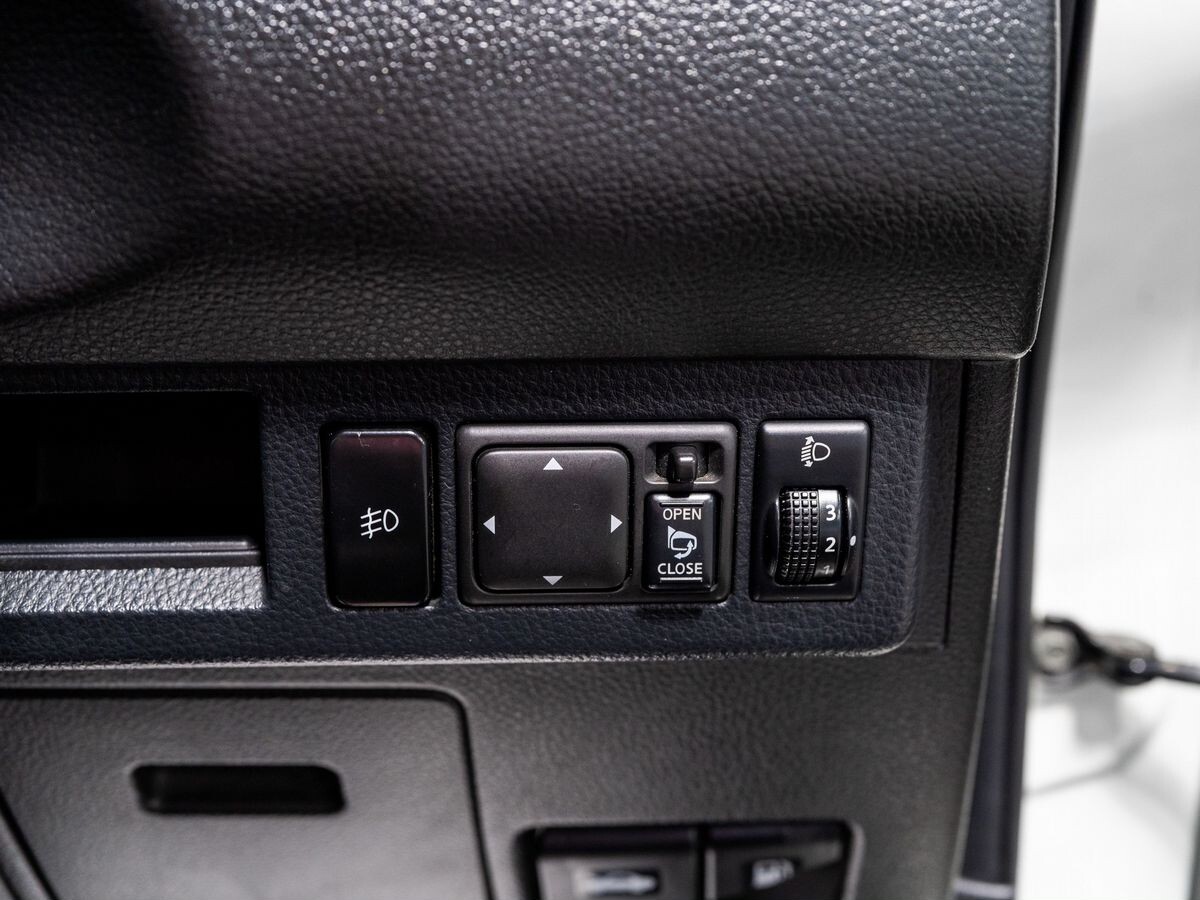 Nissan Tiida 2010 - фото автомобиля