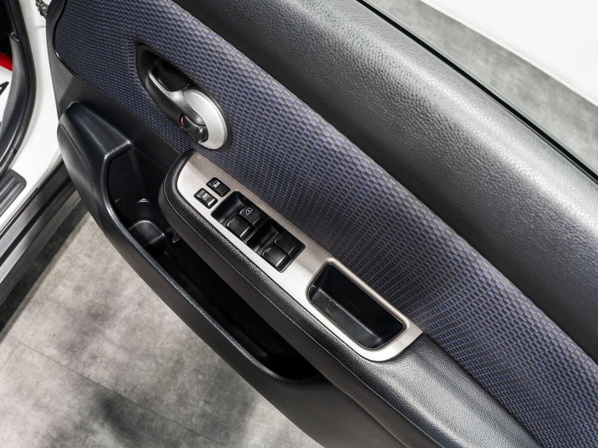 Nissan Tiida 2010 - фото автомобиля