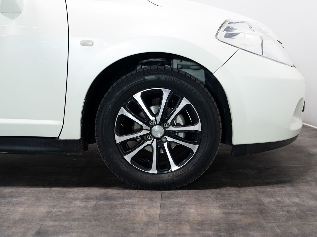 Nissan Tiida 2010 - фото автомобиля