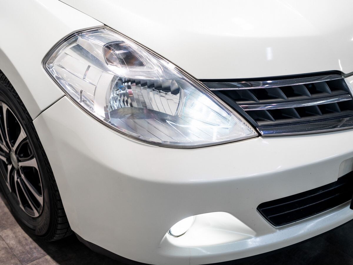 Nissan Tiida 2010 - фото автомобиля