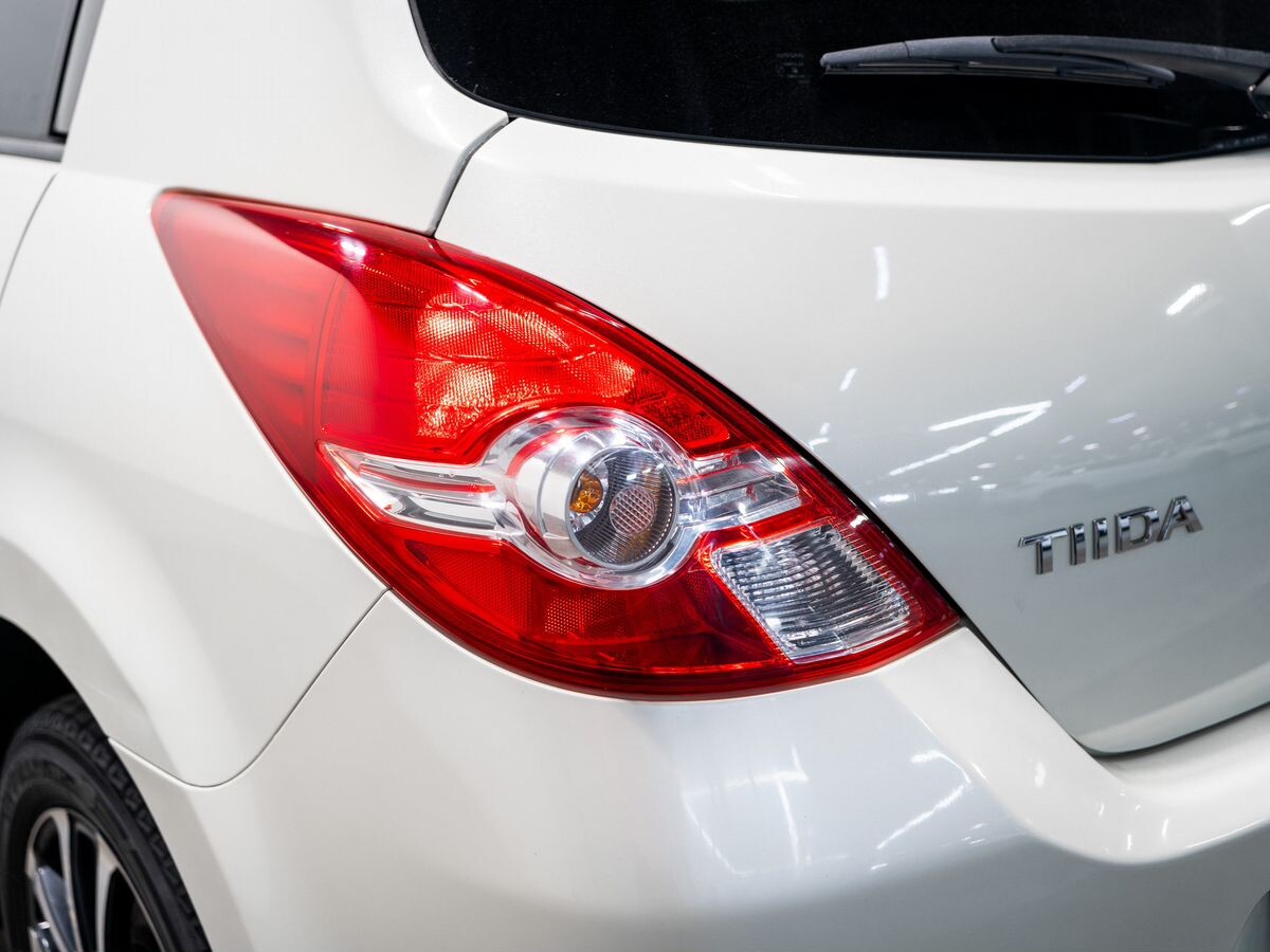 Nissan Tiida 2010 - фото автомобиля