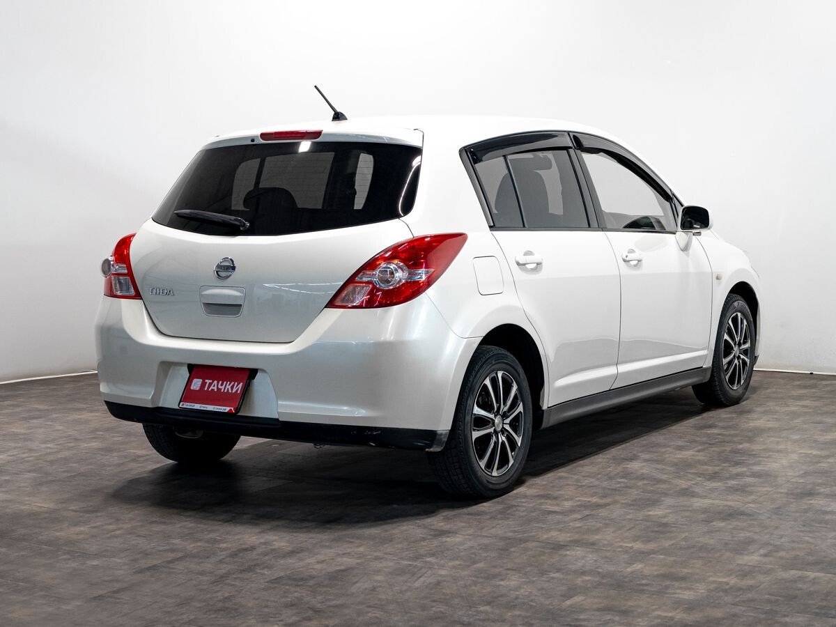 Nissan Tiida 2010 - фото автомобиля