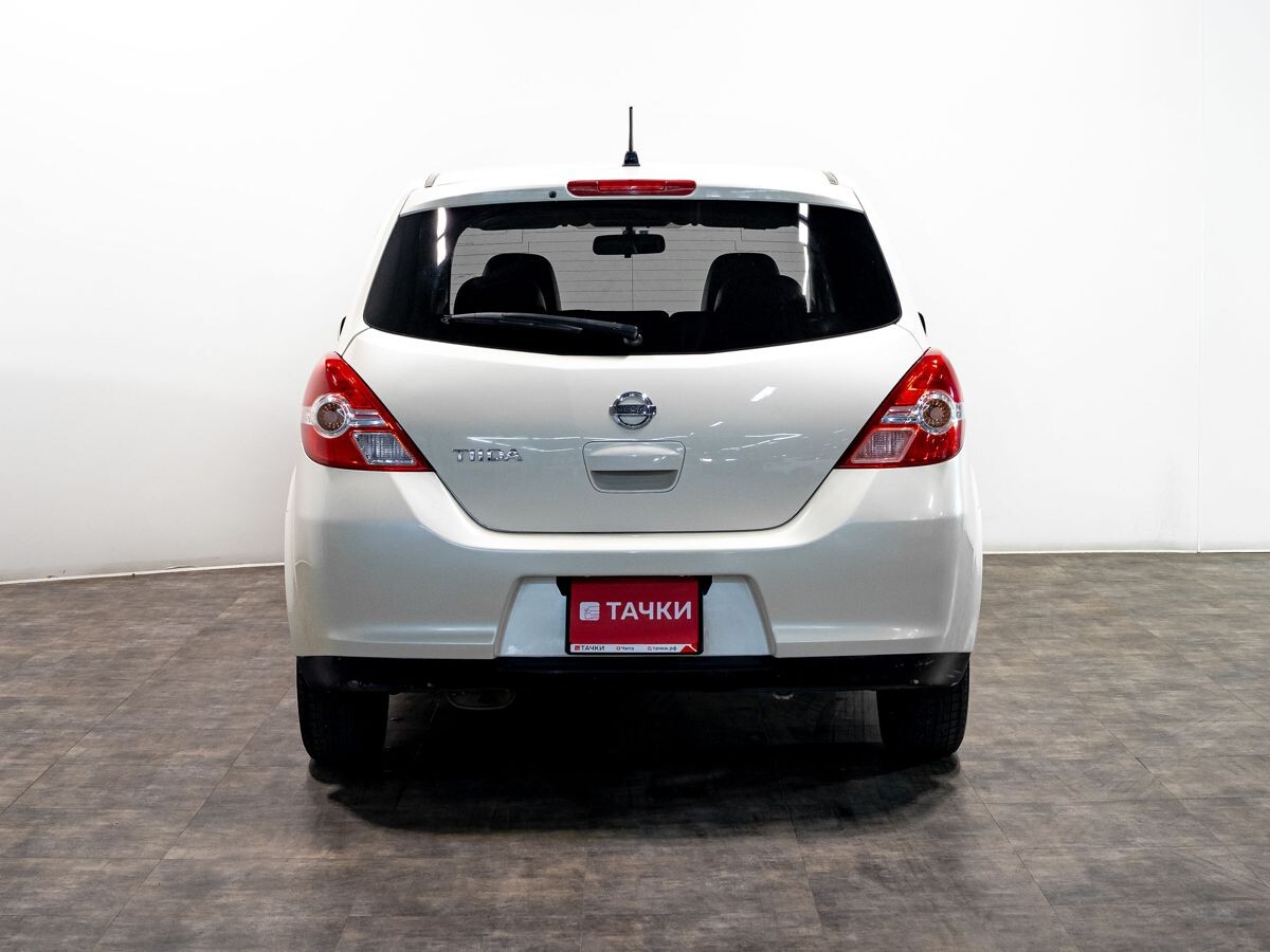 Nissan Tiida 2010 - фото автомобиля