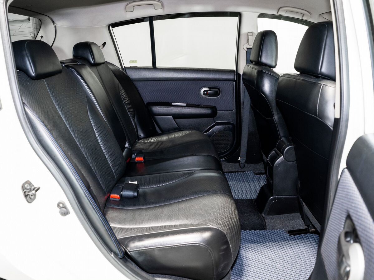 Nissan Tiida 2010 - фото автомобиля