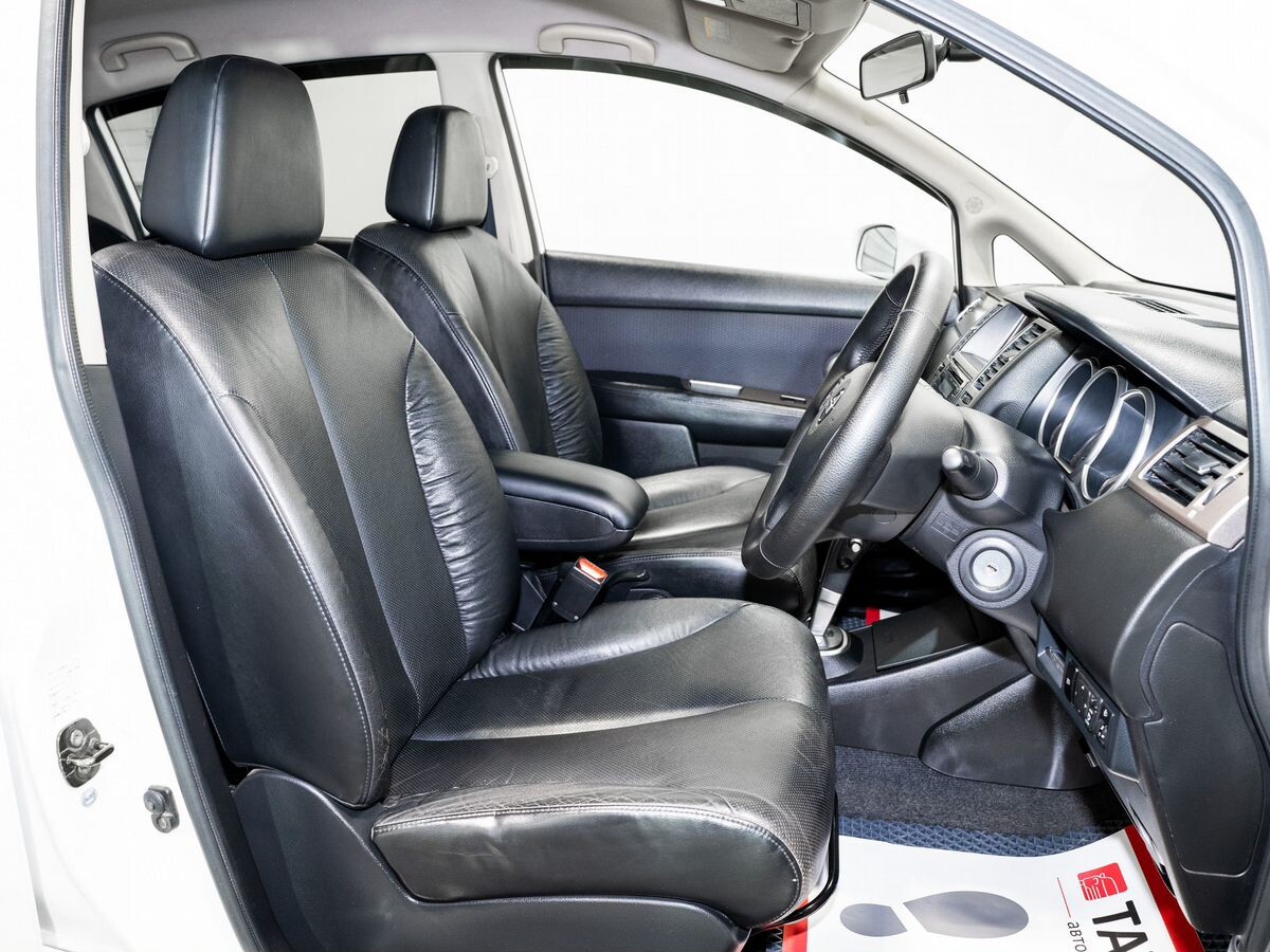 Nissan Tiida 2010 - фото автомобиля
