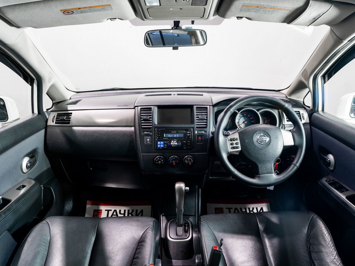 Nissan Tiida 2010 - фото автомобиля