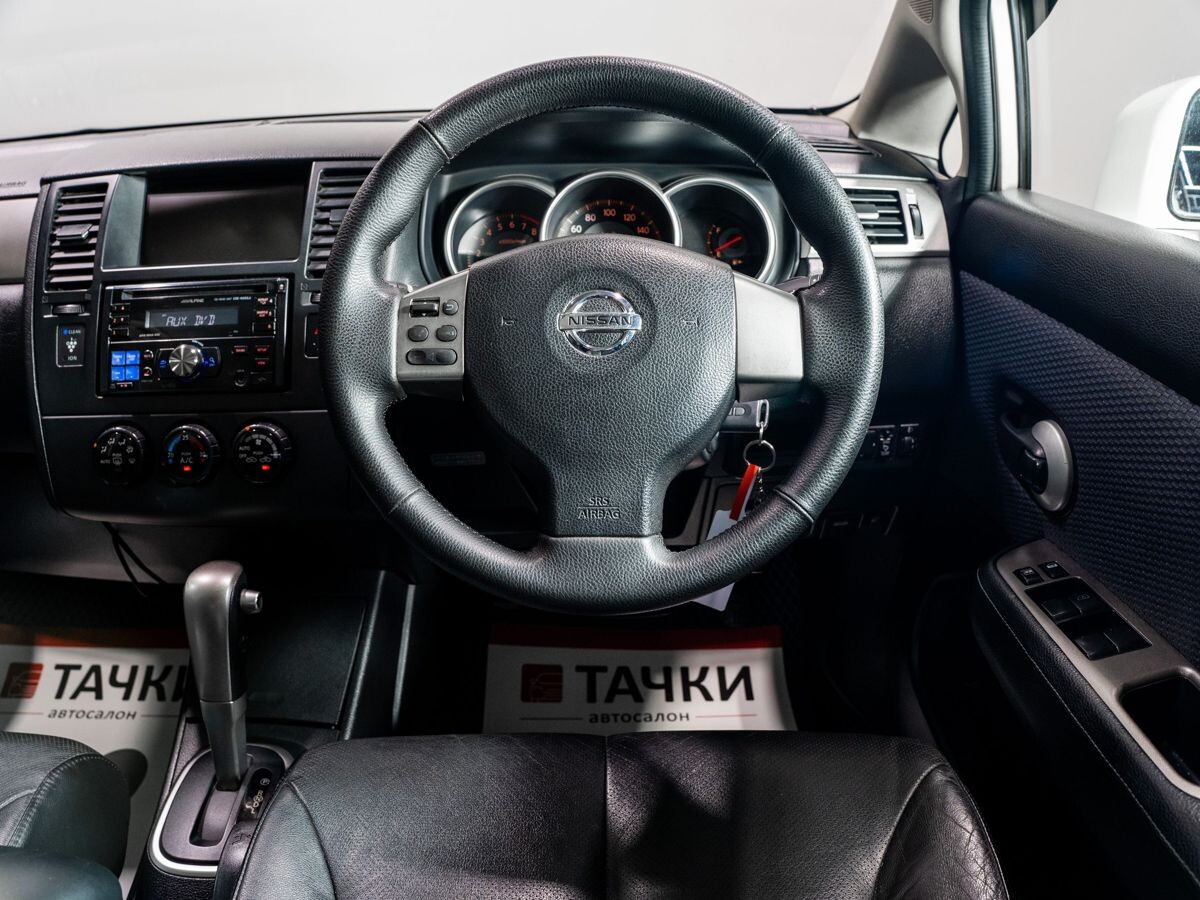 Nissan Tiida 2010 - фото автомобиля