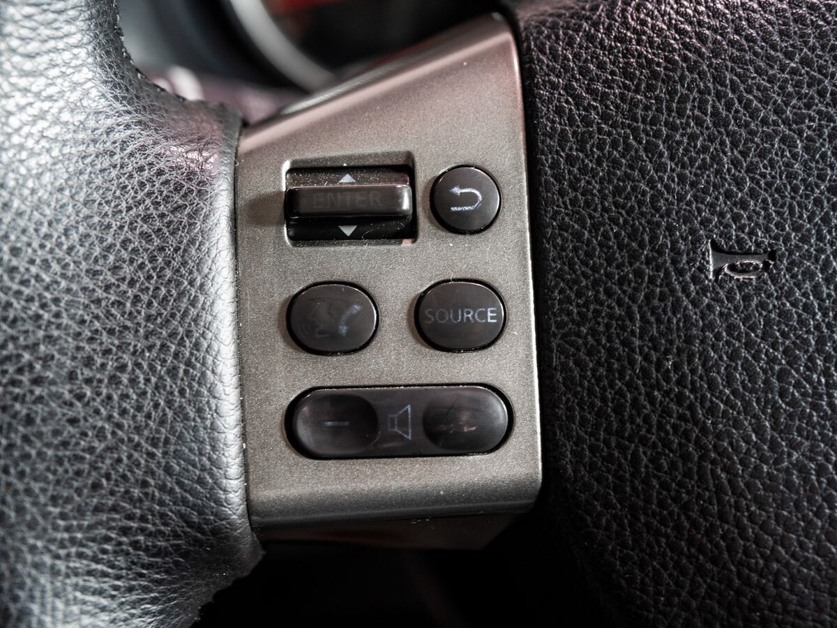 Nissan Tiida 2010 - фото автомобиля