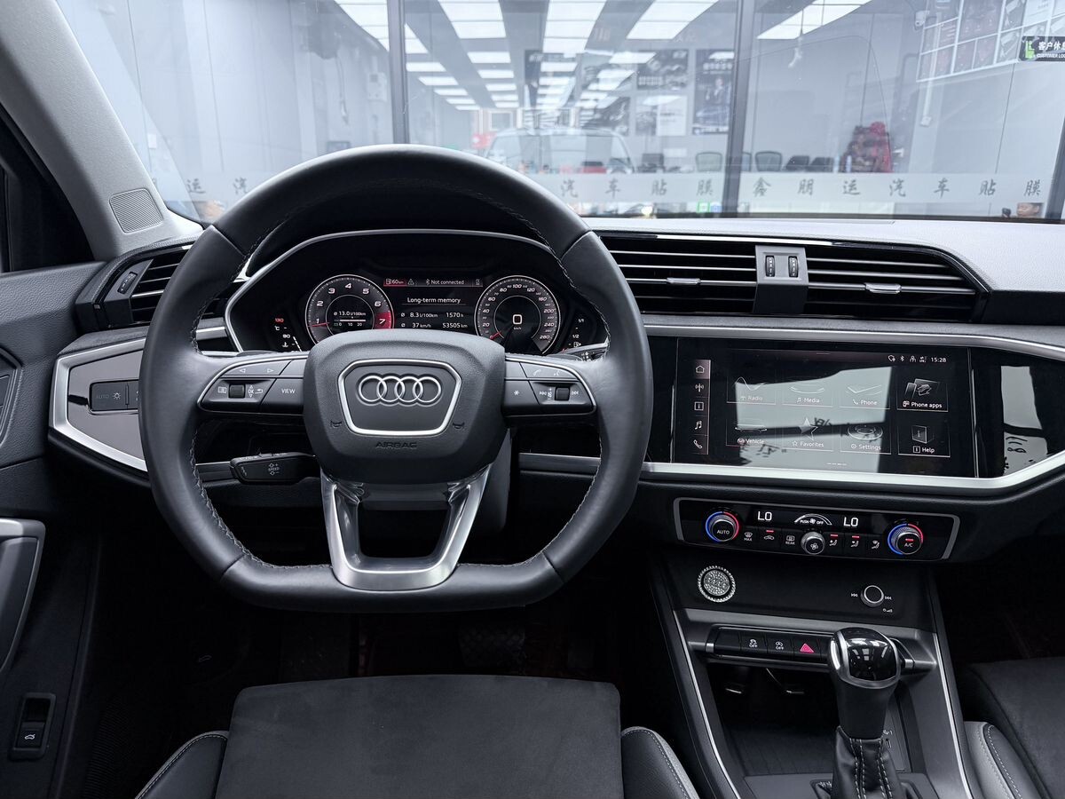 Audi Q3 2022 - фото автомобиля