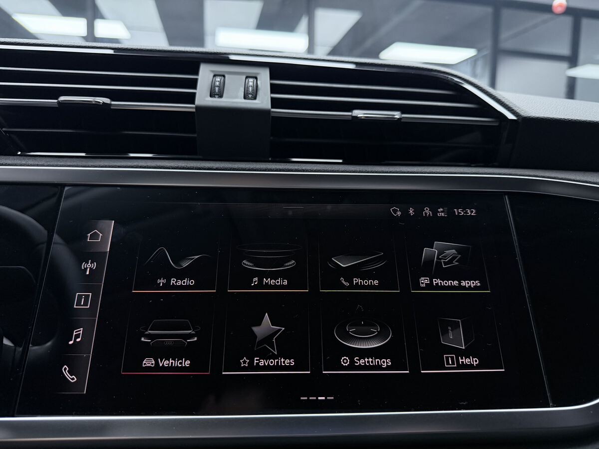 Audi Q3 2022 - фото автомобиля