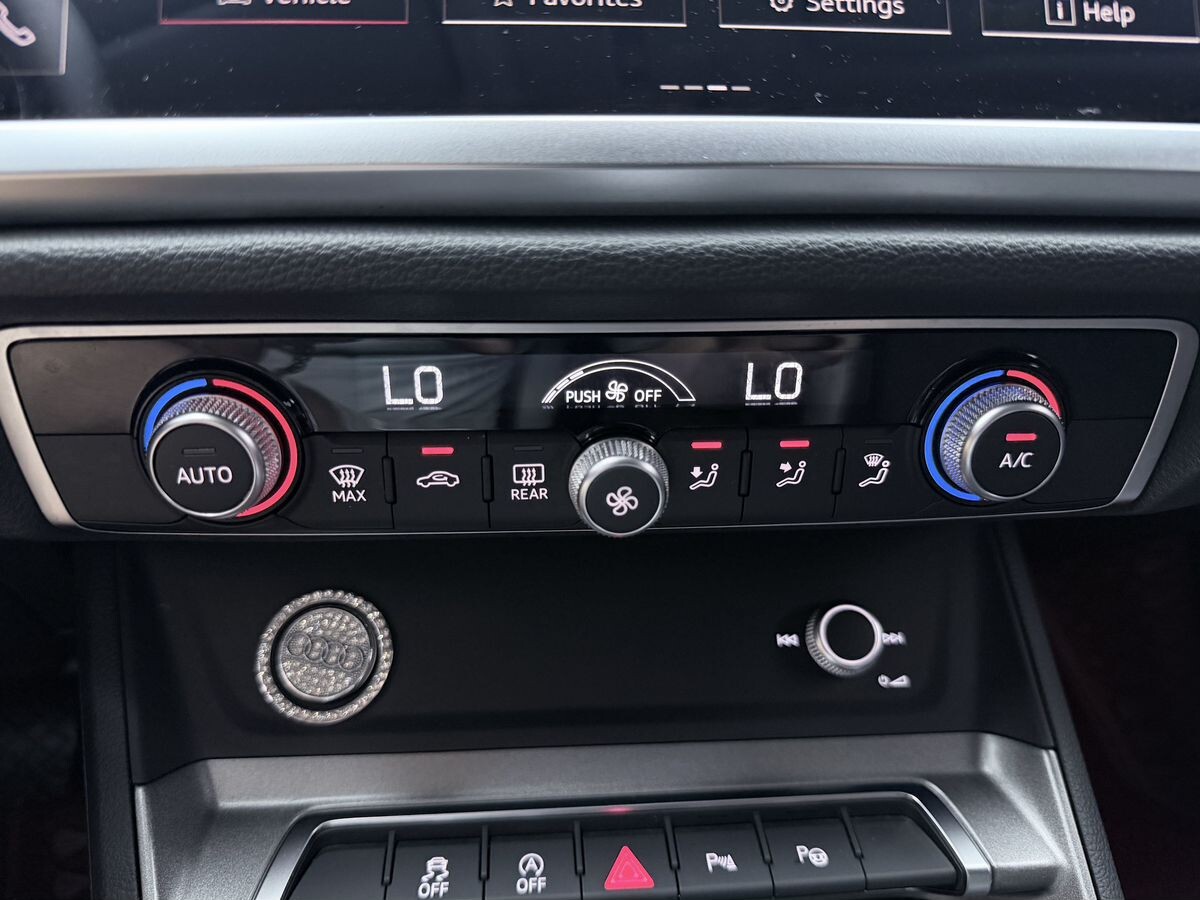 Audi Q3 2022 - фото автомобиля