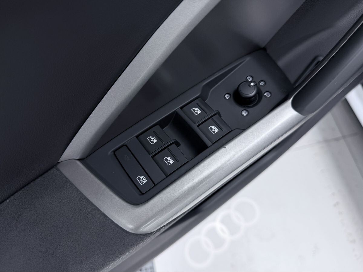 Audi Q3 2022 - фото автомобиля