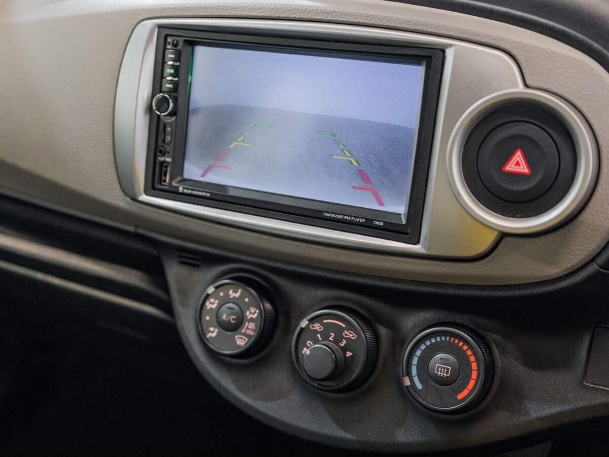 Toyota Vitz 2012 - фото автомобиля