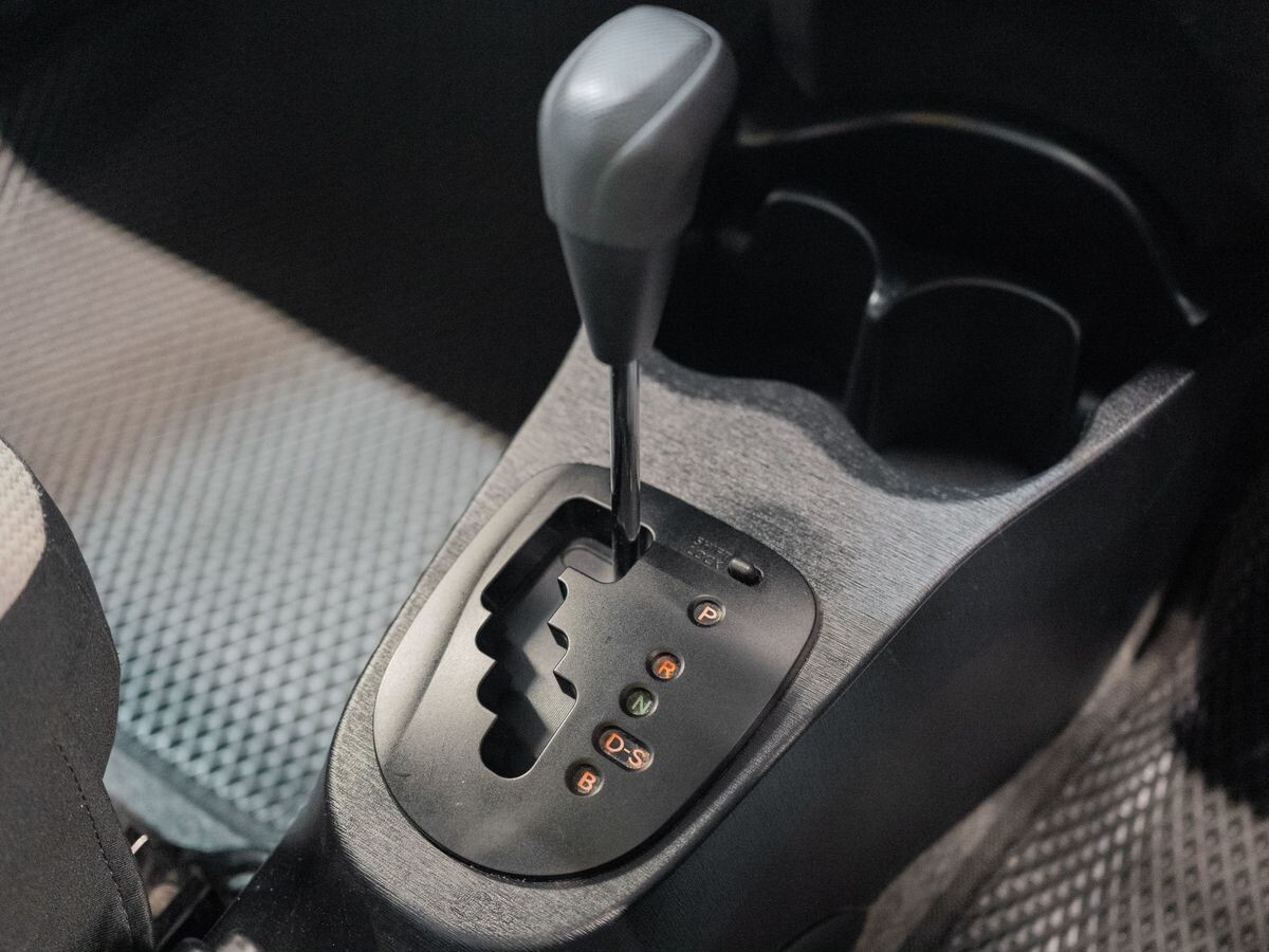 Toyota Vitz 2012 - фото автомобиля