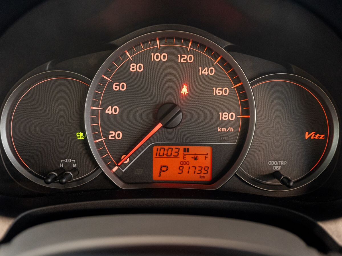 Toyota Vitz 2012 - фото автомобиля
