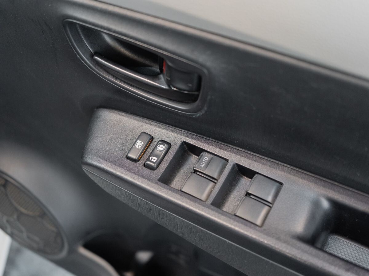 Toyota Vitz 2012 - фото автомобиля