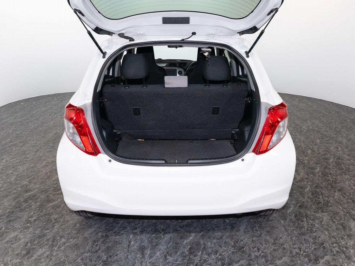 Toyota Vitz 2012 - фото автомобиля