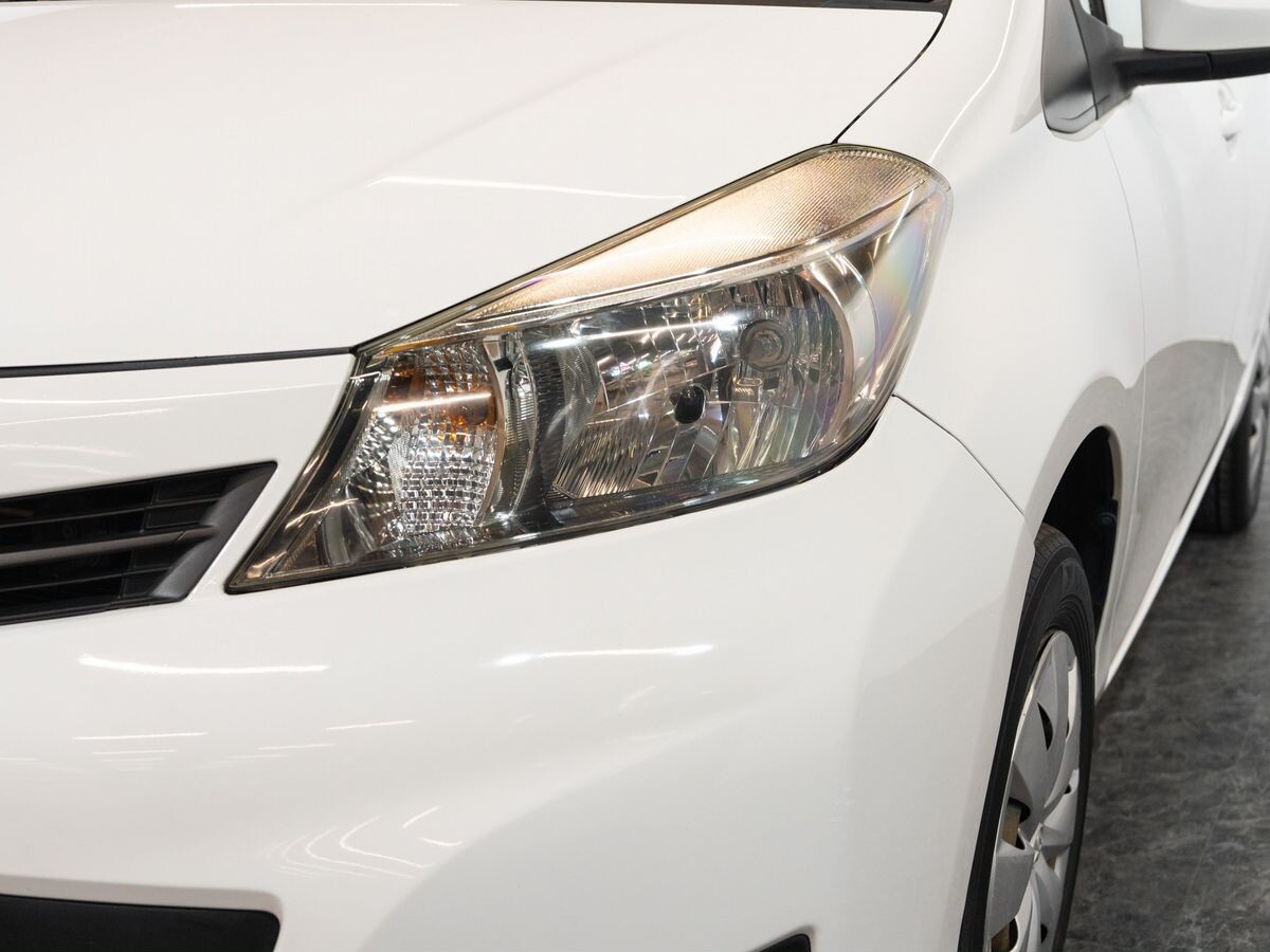 Toyota Vitz 2012 - фото автомобиля