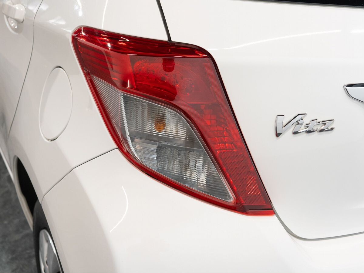 Toyota Vitz 2012 - фото автомобиля