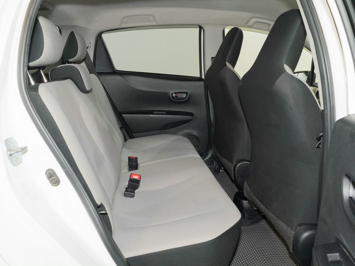 Toyota Vitz 2012 - фото автомобиля