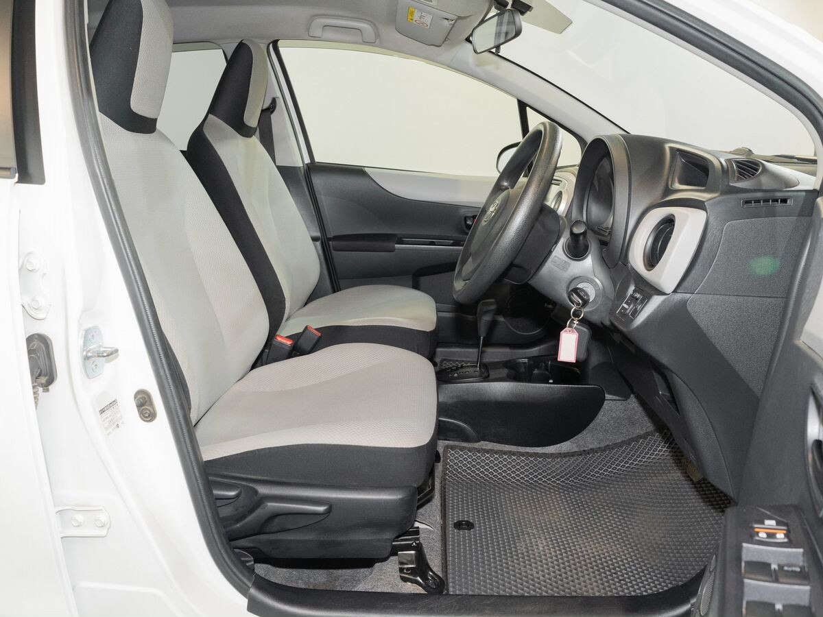 Toyota Vitz 2012 - фото автомобиля