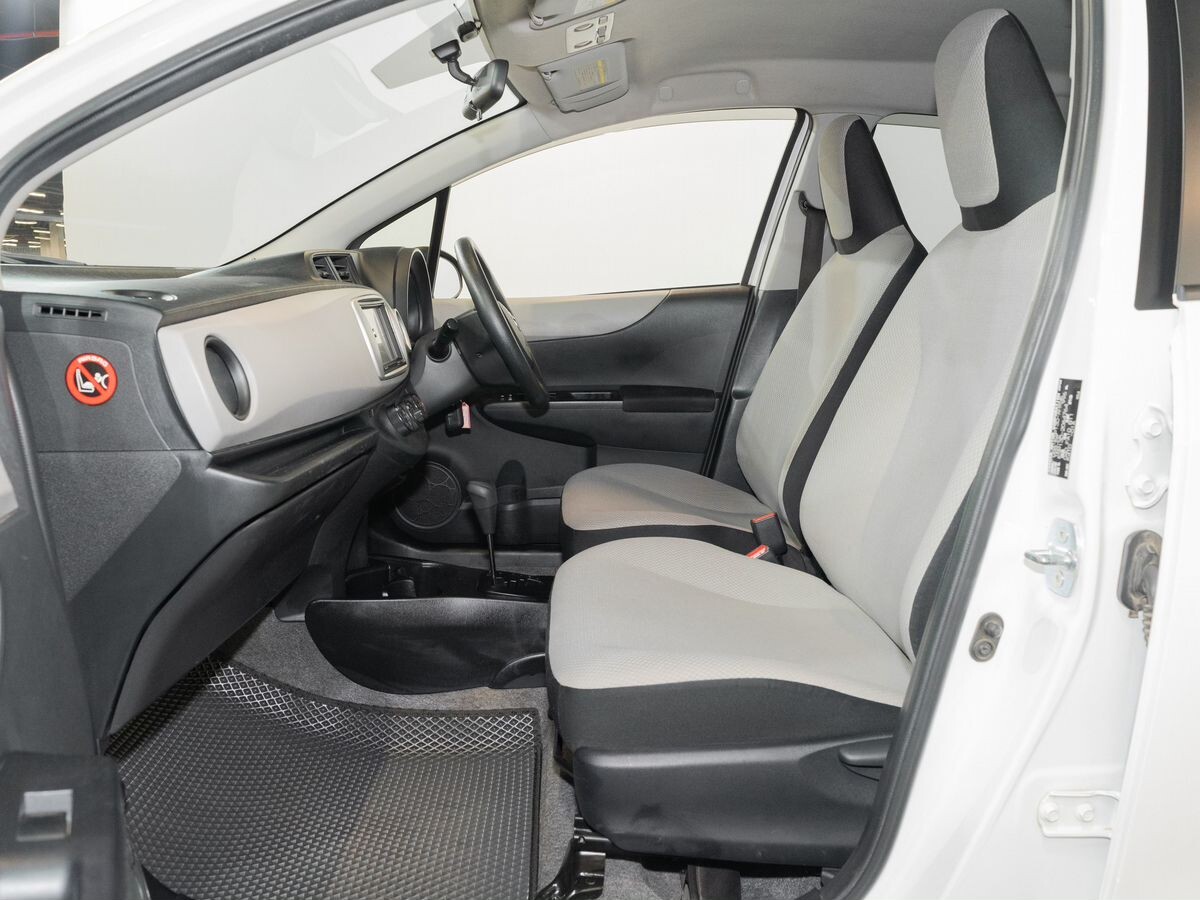 Toyota Vitz 2012 - фото автомобиля