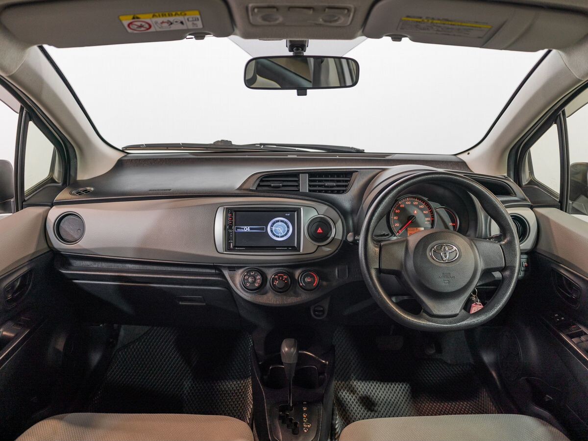 Toyota Vitz 2012 - фото автомобиля