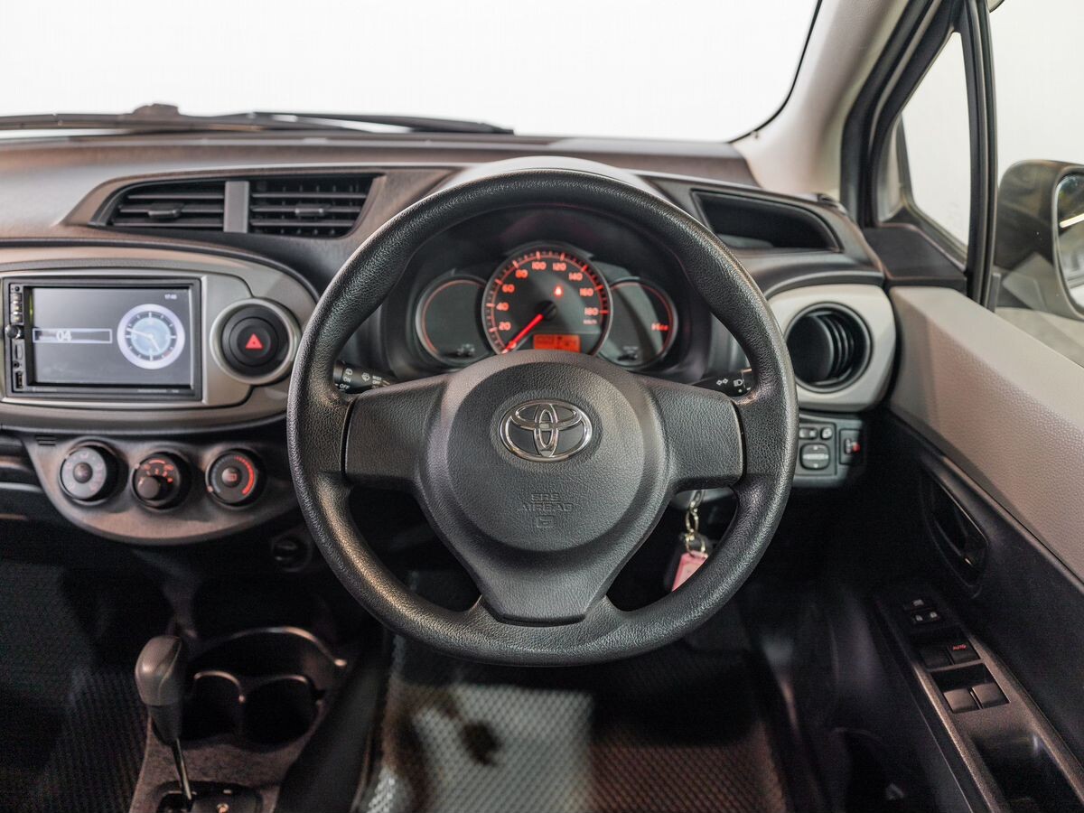 Toyota Vitz 2012 - фото автомобиля