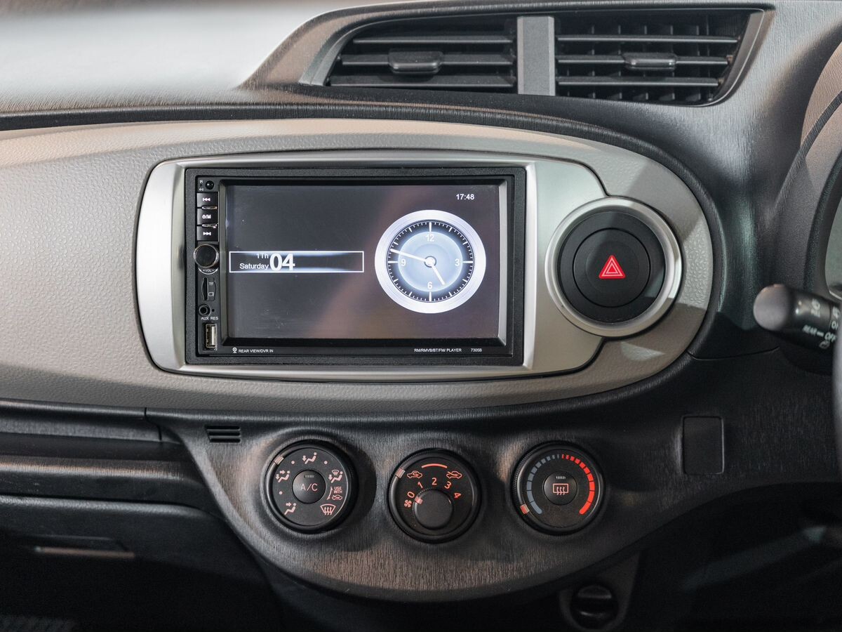 Toyota Vitz 2012 - фото автомобиля