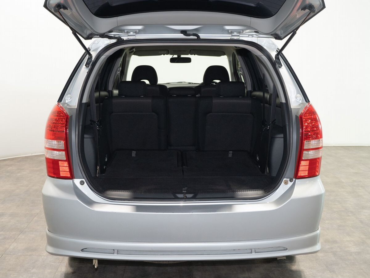 Toyota Wish 2004 - фото автомобиля