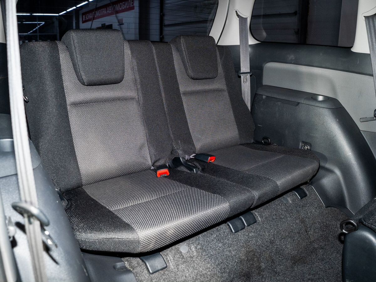Toyota Wish 2004 - фото автомобиля