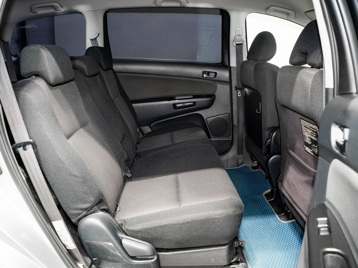 Toyota Wish 2004 - фото автомобиля