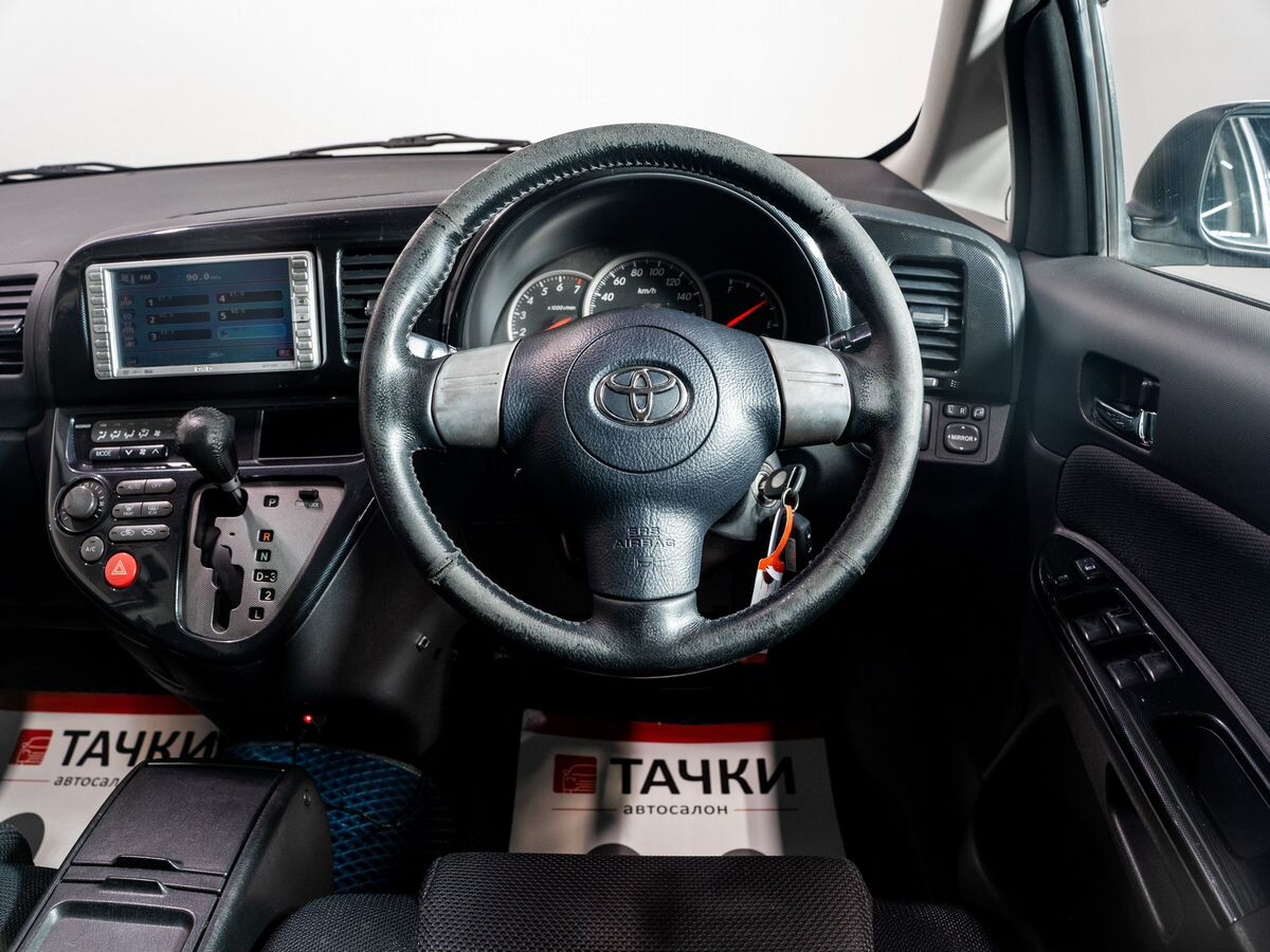 Toyota Wish 2004 - фото автомобиля
