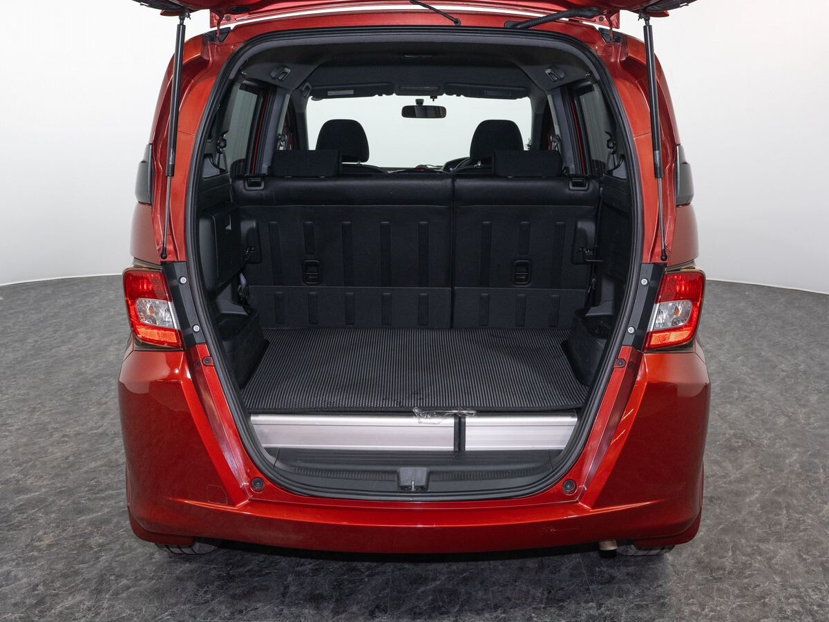 Honda Freed Spike 2011 - фото автомобиля