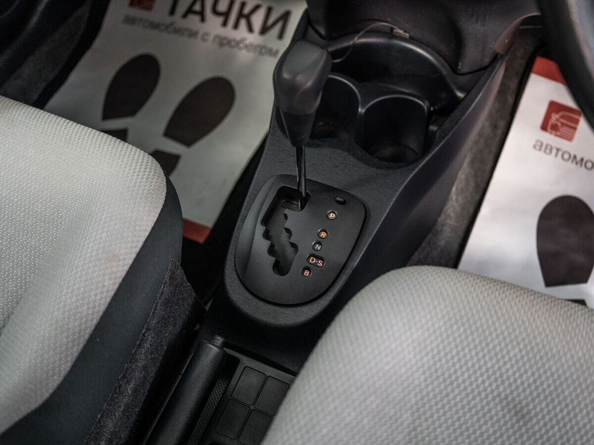 Toyota Vitz 2011 - фото автомобиля