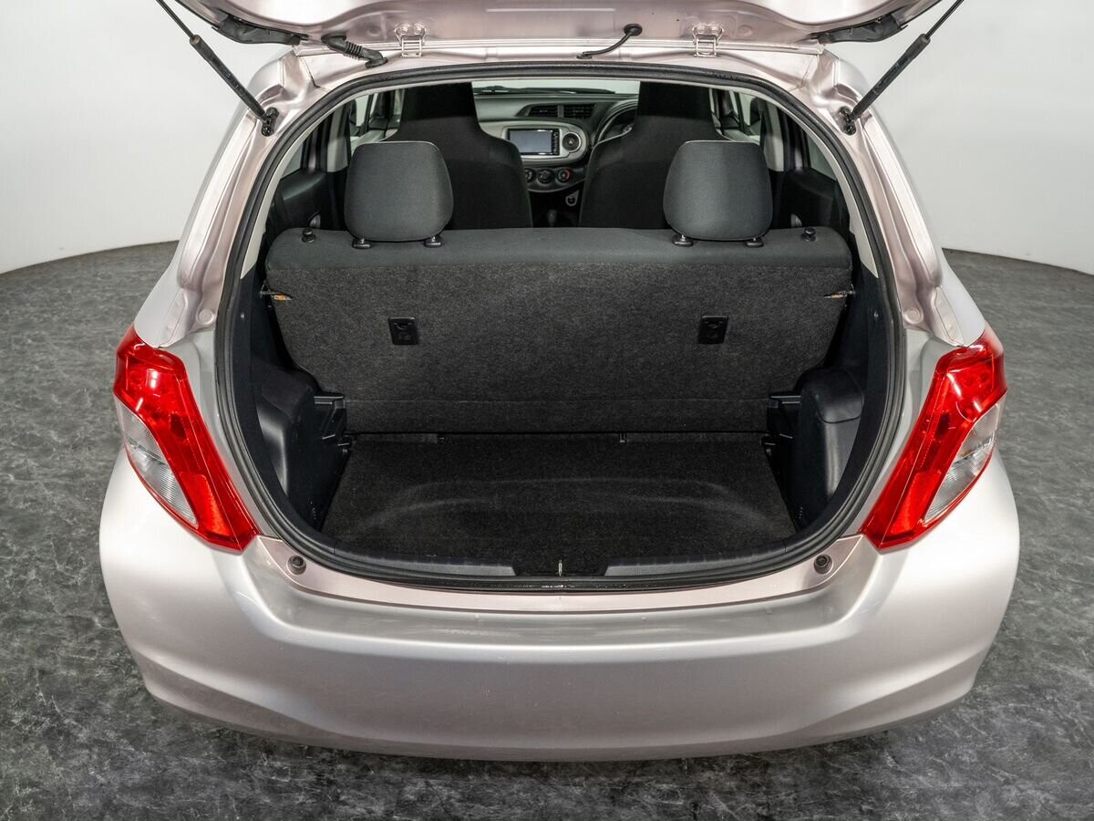 Toyota Vitz 2011 - фото автомобиля