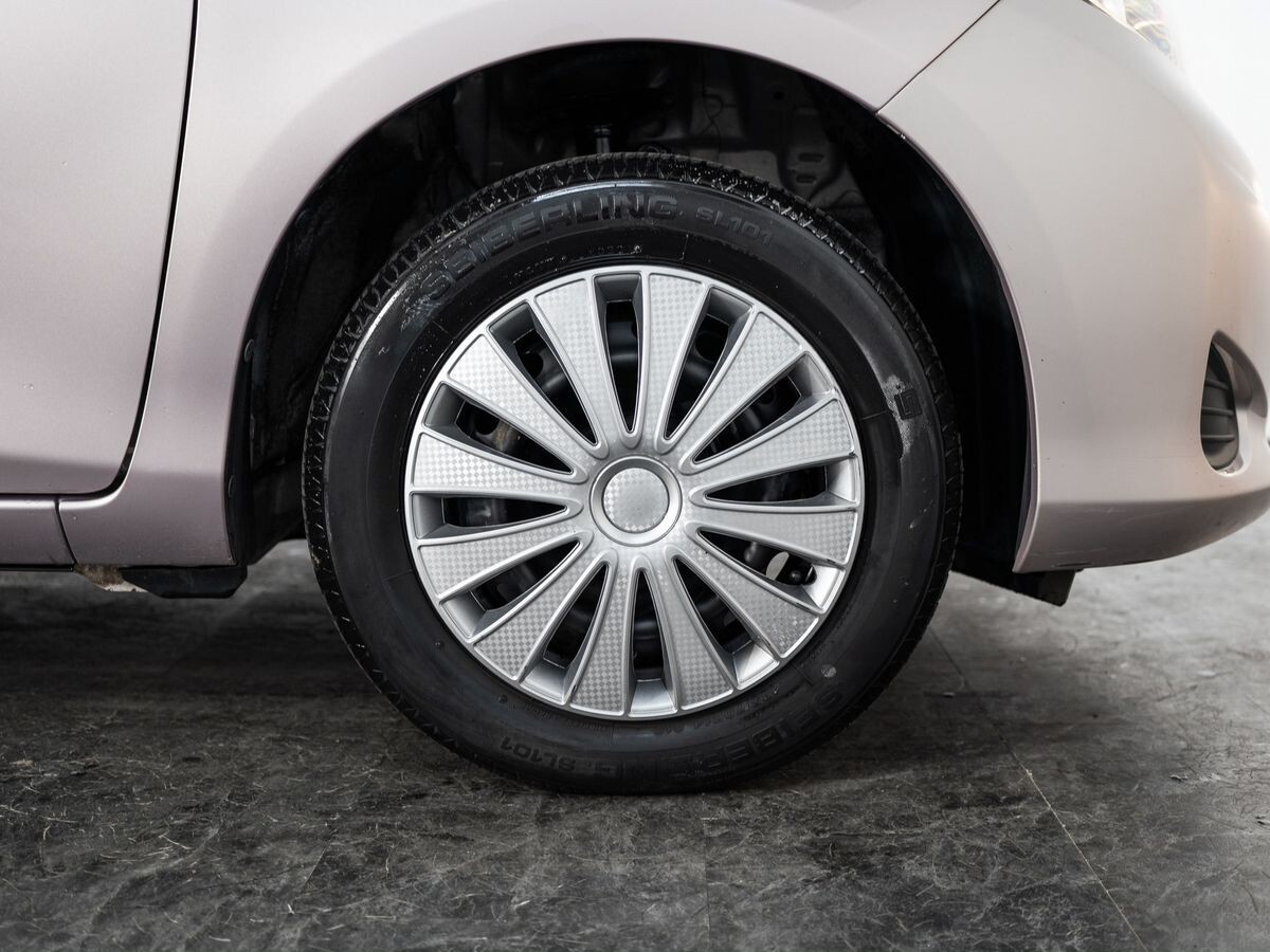 Toyota Vitz 2011 - фото автомобиля