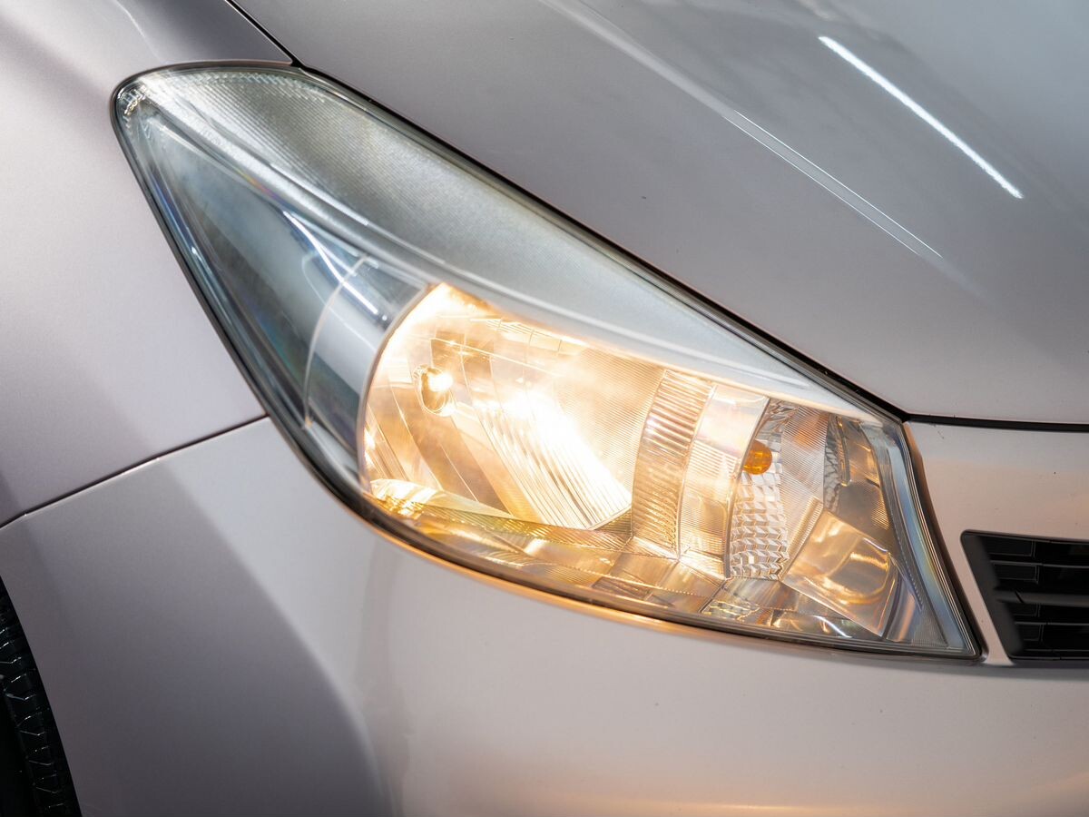 Toyota Vitz 2011 - фото автомобиля