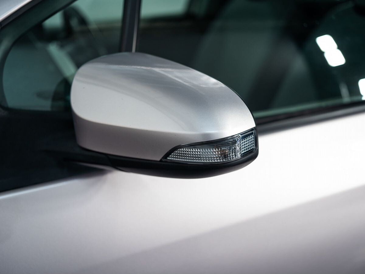 Toyota Vitz 2011 - фото автомобиля