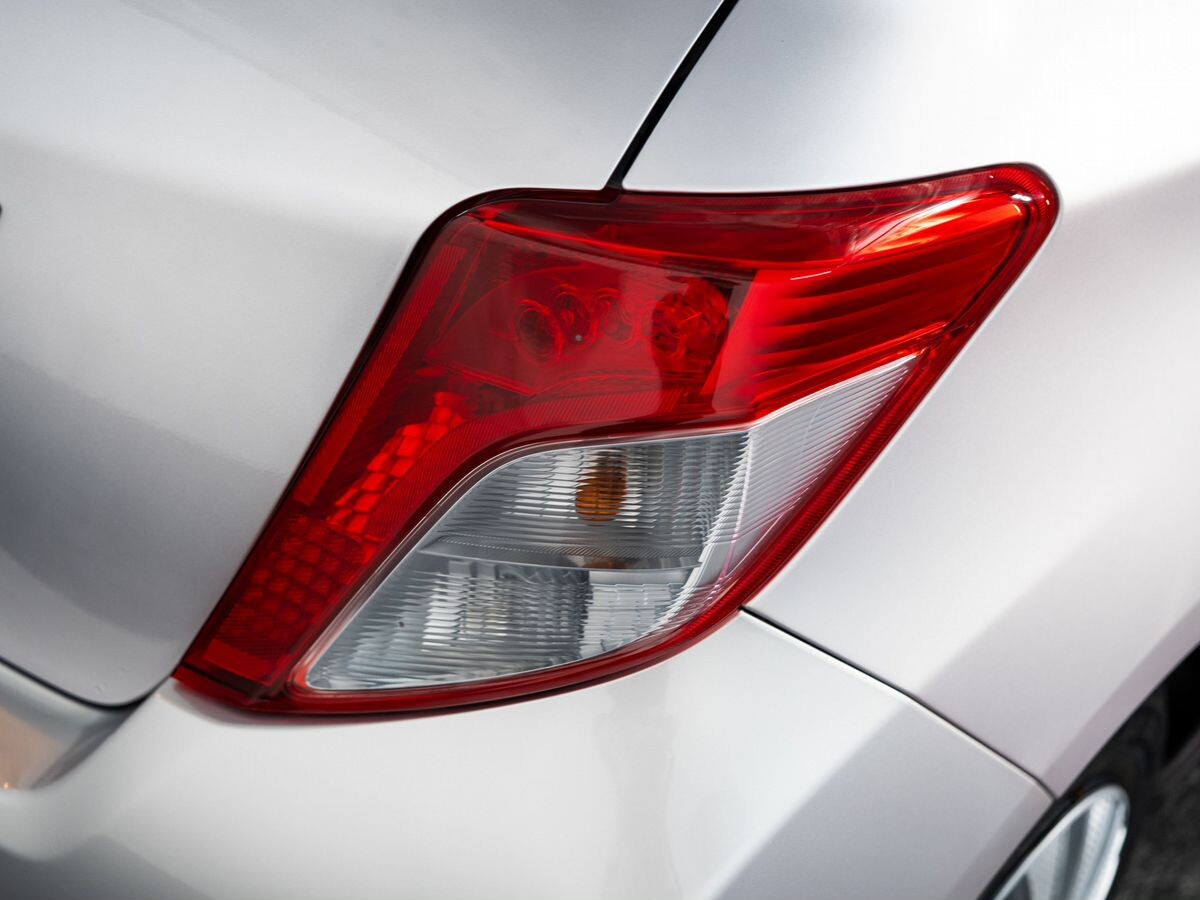 Toyota Vitz 2011 - фото автомобиля