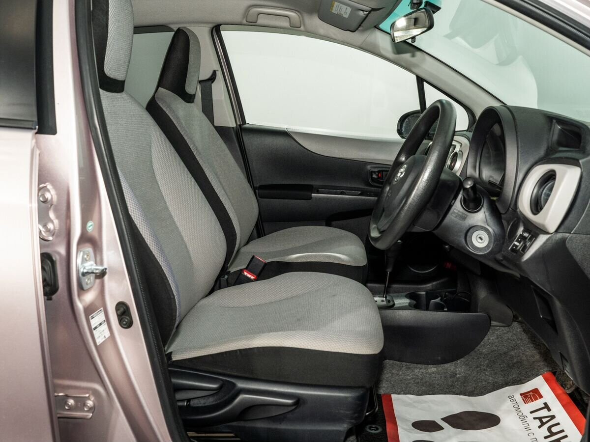 Toyota Vitz 2011 - фото автомобиля