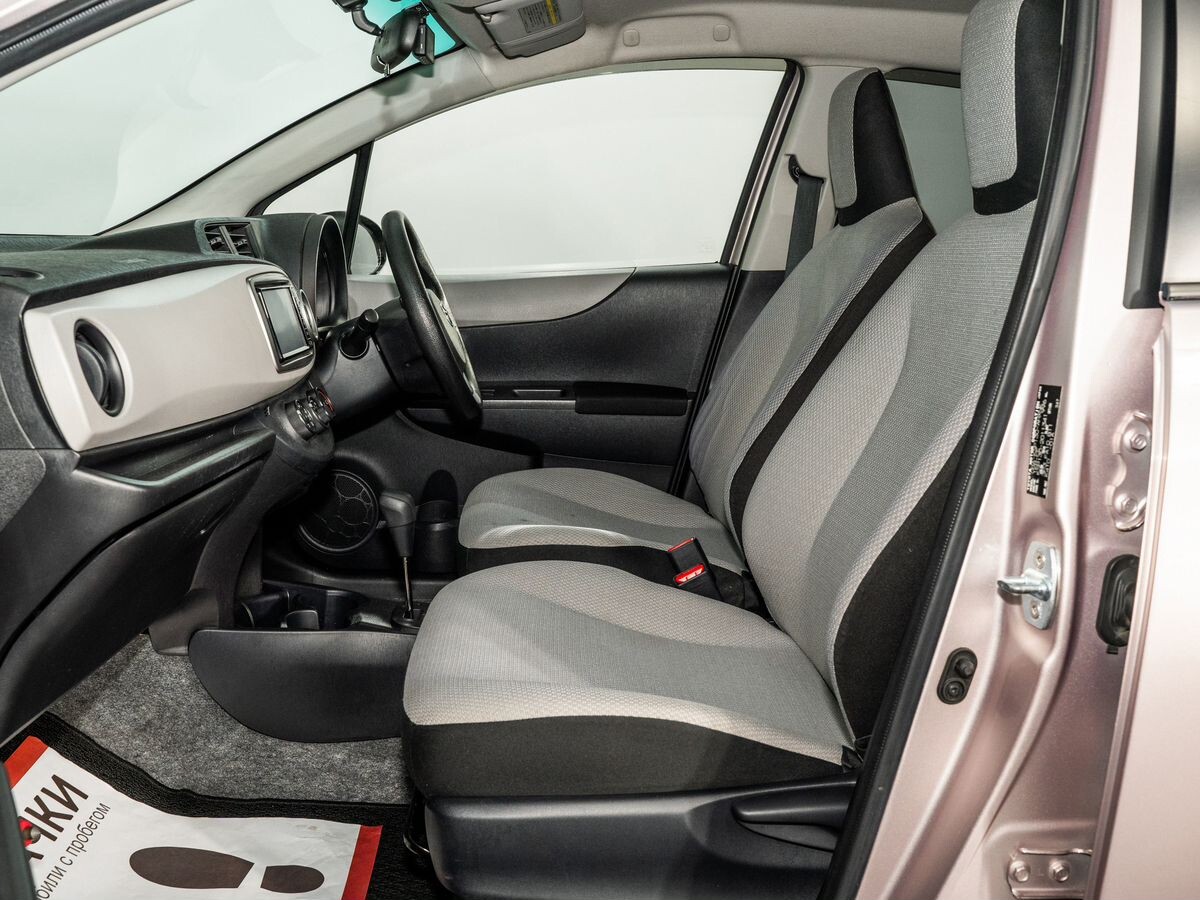 Toyota Vitz 2011 - фото автомобиля