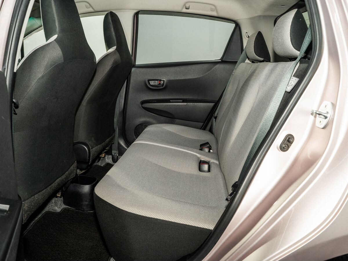 Toyota Vitz 2011 - фото автомобиля