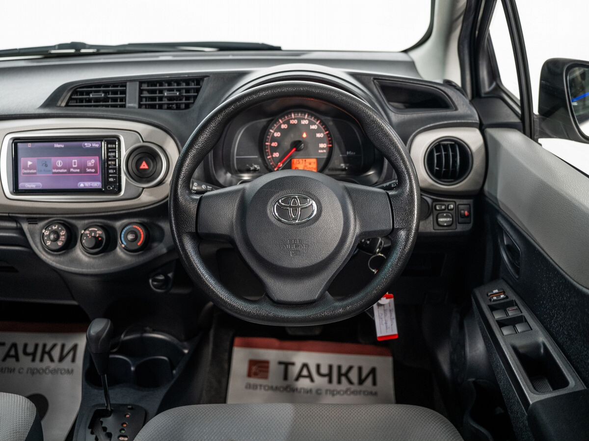 Toyota Vitz 2011 - фото автомобиля