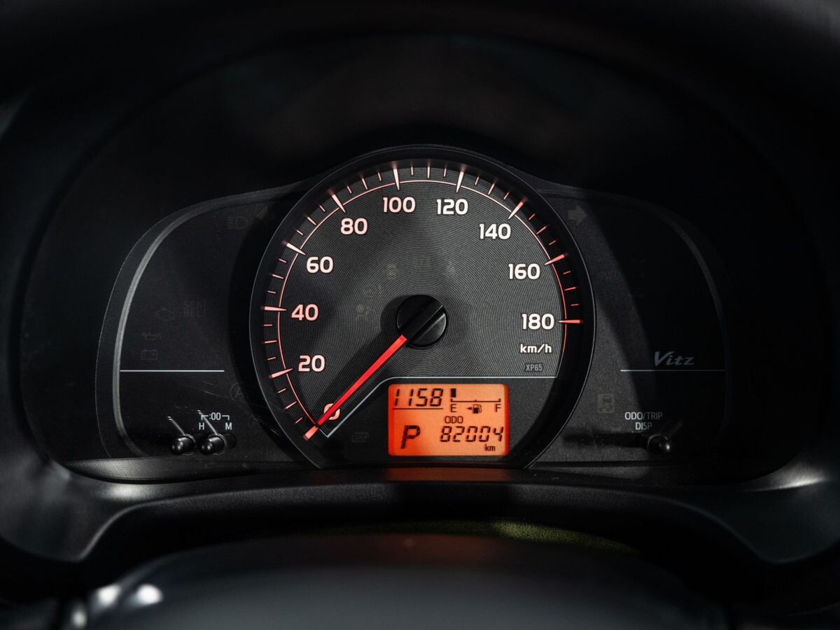 Toyota Vitz 2011 - фото автомобиля