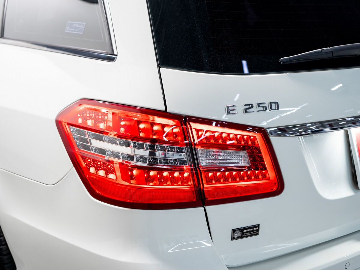 Mercedes-Benz E-Class 2011 - фото автомобиля