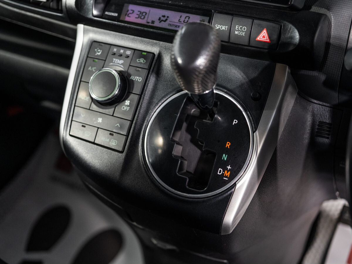 Toyota Wish 2010 - фото автомобиля